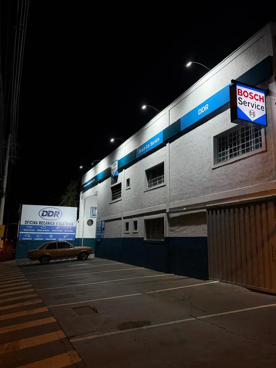 Fachada da DDR Bosch Car Service à noite